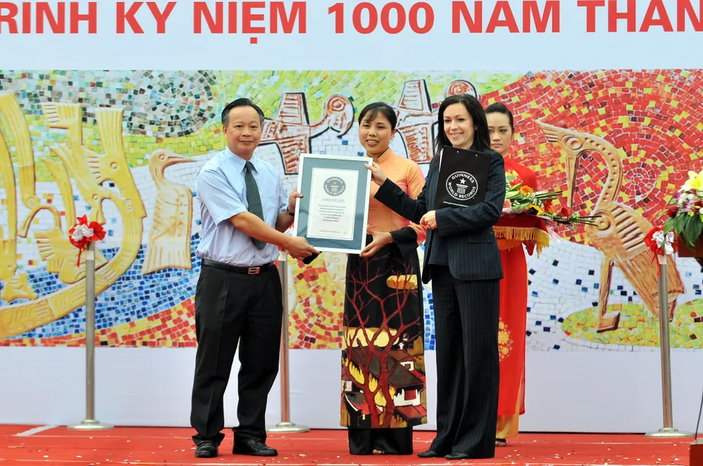Con đường gốm sứ ven sông Hồng lập kỷ lục thế giới mới